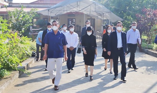 Lãnh đạo thành phố kiểm tra công tác phòng chống dịch tại Trạm Y tế xã Tiên Minh, huyện Tiên Lãng. Ảnh: Cổng TTĐT Hải Phòng