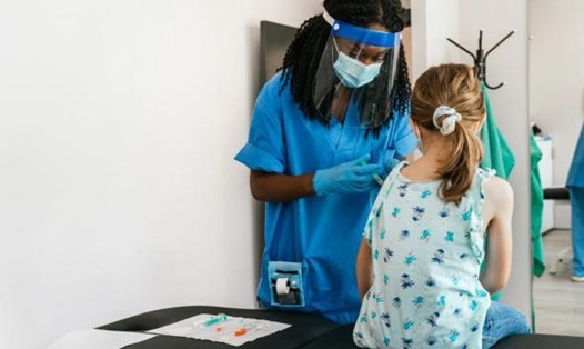 Chuyên gia nhấn mạnh tất cả trẻ em đủ điều kiện tiêm chủng vaccine COVID-19 nên đi tiêm chủng càng sớm càng tốt. Ảnh: AFP/Getty