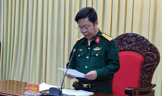 Đại tá Lê Tuấn Hiền - Chính ủy Bộ CHQS tỉnh Gia Lai phát biểu tại buổi họp báo ngày 1.12. Ảnh T.T