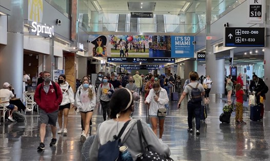 Hành khách tại Sân bay Quốc tế Miami ở Miami, Florida, Mỹ. Ảnh: AFP