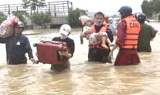 Nhiều khu vực bị ngập lụt sâu trong nước, lực lượng công an tỉnh Phú Yên đưa người dân đi sơ tán. Ảnh: Phương Uyên