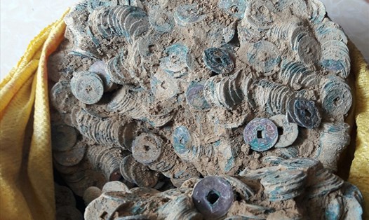 Khối tiền xu cổ được phát hiện ở bờ sông Hiếu. Ảnh: CTV.