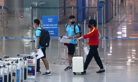 Tuyển Việt Nam lên đường sang Singapore dự AFF Cup 2020. Ảnh: Thanh Vũ.