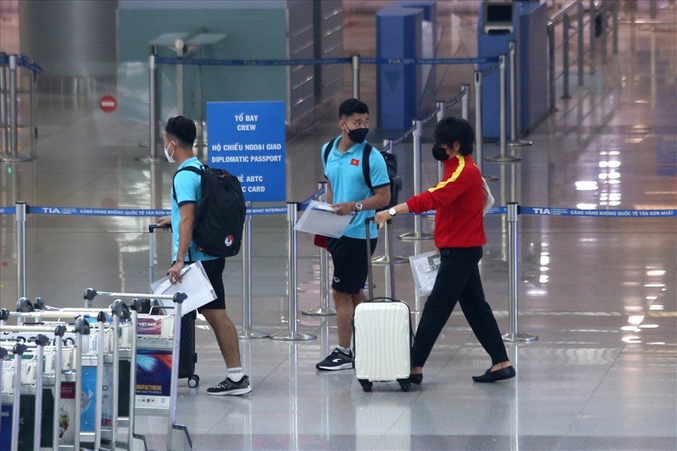 Tuyển Việt Nam lên đường sang Singapore dự AFF Cup 2020. Ảnh: Thanh Vũ. Tuyển Việt Nam lên đường sang Singapore dự AFF Cup 2020. Ảnh: Thanh Vũ.