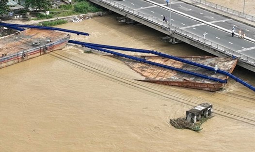 Sà lan trôi trong lũ, đánh sập đường ống cấp nước sinh hoạt của TPNha Trang
