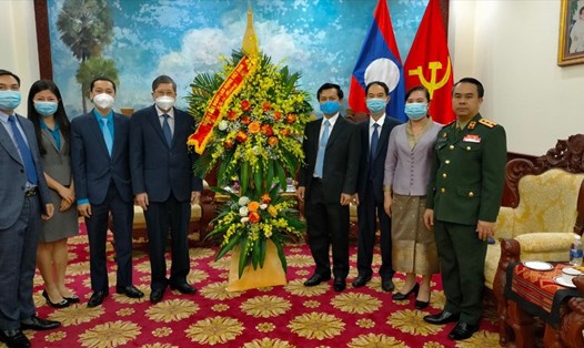Phó Chủ tịch Thường trực Tổng LĐLĐVN Trần Thanh Hải (thứ 4 từ trái sang) tặng hoa chúc mừng lãnh đạo Đại sứ quán nước CHDCND Lào. Ảnh: Thu Thuỷ