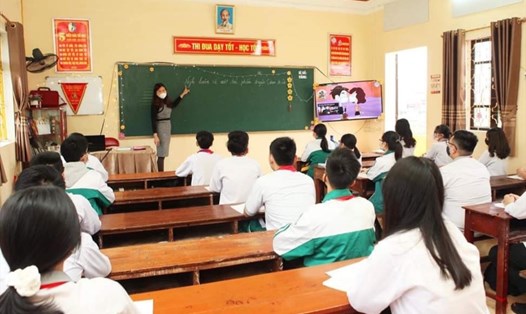 Các trường học, cơ sở giáo dục trên địa bàn tỉnh Ninh Bình tổ chức cho học sinh ngồi học giãn cách 2 người/bàn để đảm bảo an toàn trong phòng chống dịch COVID-19. Ảnh: NT