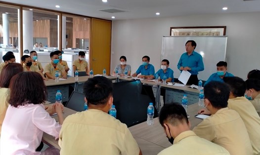 Công đoàn các Khu công nghiệp tỉnh Bắc Ninh chủ trì buổi làm việc giải quyết chế độ cho công nhân lao động của Công ty TNHH Keysheen Việt Nam (bị ảnh hưởng bởi dịch COVID-19, phải cắt giảm lao động) vào thời điểm tháng 10.2021. Ảnh: M. Hiểu