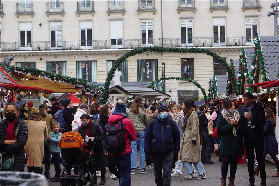 Người dân tại đây vẫn nâng cao ý thức phòng dịch do đó mặc dù không bắt buộc nhưng đa số mọi người vẫn đeo khẩu trang. Ảnh: Linh Linh