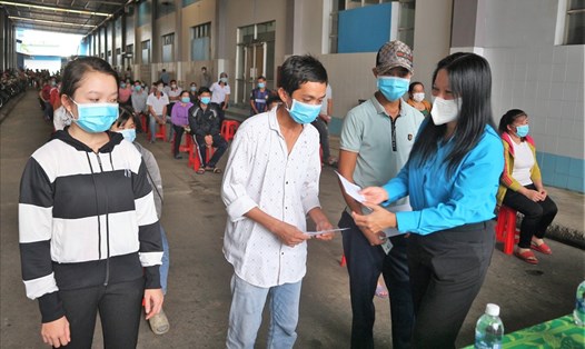Đoàn viên, người lao động F0 đã khỏi bệnh tại Công ty cổ phần Gò Đàng nhận hỗ trợ từ Công đoàn Các khu công nghiệp tỉnh Tiền Giang