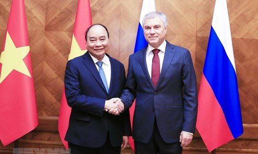 Chủ tịch nước Nguyễn Xuân Phúc gặp Chủ tịch Duma Quốc gia Nga Vyacheslav Volodin. Ảnh: TTXVN