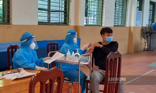 Học sinh từ 15 - 17 tuổi ở Hòa Bình đã hoàn thành tiêm vaccine phòng COVID-19 mũi 1. Ảnh:  Trần Trọng