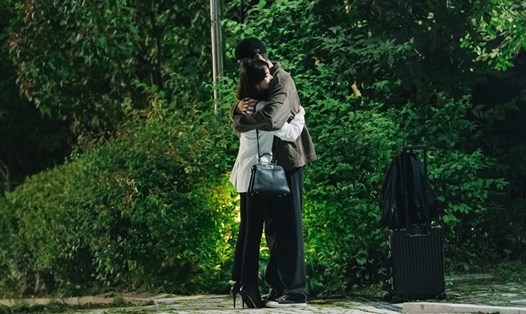 Song Hye Kyo - Jang Ki Yong trao nhau cái ôm cảm xúc. Ảnh: NSX