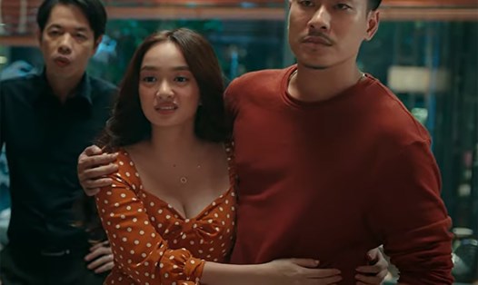 Kaity Nguyễn (nhân vật ở giữa) trong phim “Tiệc trăng máu”. Chụp lại từ trailer phim