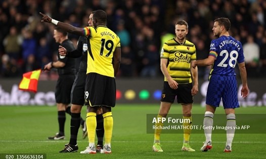 Các cầu thủ Watford và Chelsea dừng thi đấu khi tỉ số đang là 0-0. Ảnh: AFP