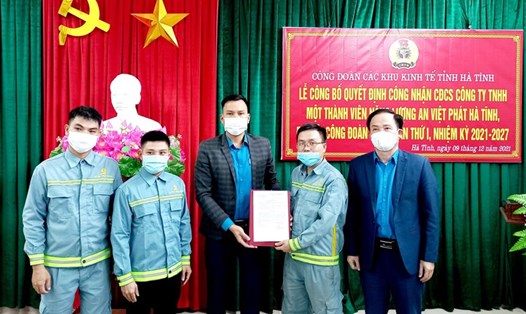 Công bố quyết định công nhận CĐCS Công ty Công ty TNHH MTV Năng lượng An Việt Phát Hà Tĩnh. Ảnh: CĐ.
