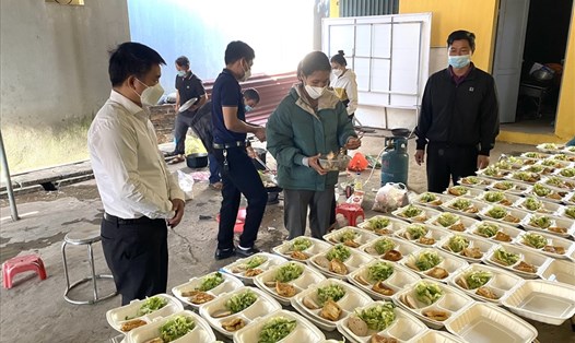 Chủ tịch LĐLĐ huyện Tân Yên Nguyễn Thanh Phương động viên các đoàn viên nấu ăn phục vụ khu cách ly tại Trường mầm non Cao Xá. Ảnh: LĐLĐ huyện Tân Yên