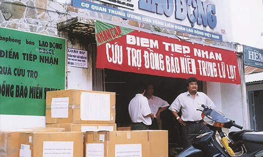 Nhà báo Lê Thanh Nguyên tổ chức tiếp nhận hàng cứu trợ đồng bào miền Trung bị lũ lụt năm 1999. Ảnh tư liệu