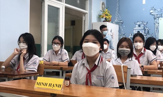Học sinh Trường THCS Nguyễn Du (quận 1) đến trường làm quen với các phương án phòng dịch. Ảnh: TL