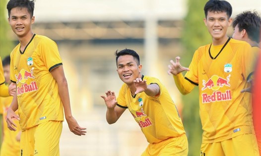 Tiền vệ Dụng Quang Nho (giữa) bị cảnh cáo vì phản ứng trọng tài trong màu áo U21 Hoàng Anh Gia Lai. Ảnh: HAGL