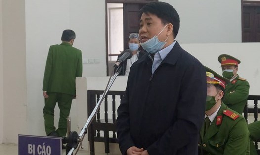 Cựu Chủ tịch Hà Nội Nguyễn Đức Chung trả lời thẩm vấn. Ảnh: C.H
