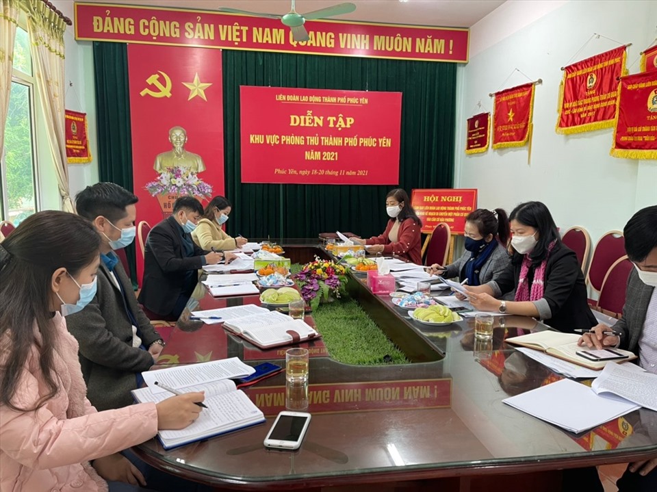 Đoàn công tác số 1 do bà Nguyễn Thị Thúy Hà – Phó Chủ tịch Thường trực LĐLĐ tỉnh làm trưởng đoàn nghe báo cáo tại LĐLĐ thành phố Phúc Yên. Ảnh: Nguyễn Thêm