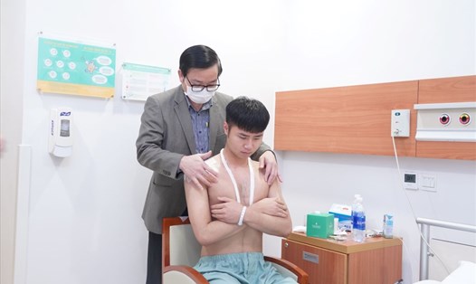 Nguyễn Văn Toản đang tuân thủ nghiêm túc phá đồ điều trị của các bác sĩ để quyết tâm dự SEA Games 31 trên sân nhà. Ảnh: Đức Hoàng