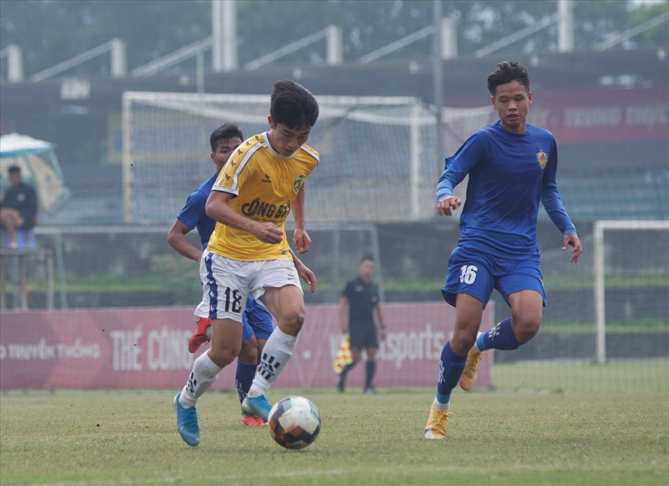 U21 Học viện Nutifood JMG (áo vàng) có chiến thắng trước U21 Quảng Nam để nuôi hy vọng dự Vòng chung kết. Ảnh: Văn Hải