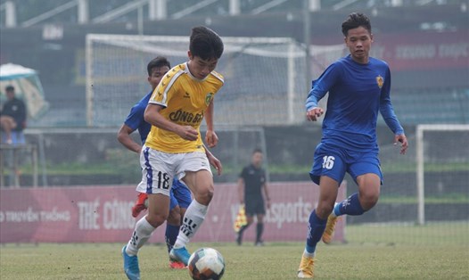 U21 Học viện Nutifood JMG (áo vàng) có chiến thắng trước U21 Quảng Nam để nuôi hy vọng dự Vòng chung kết. Ảnh: Văn Hải