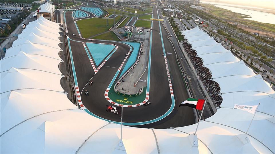 Yas Marina Circuit ở Abu Dhabi được thiết kế tối tân, các khán đài đều có mái che. Ảnh: SportsRush