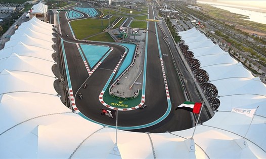 Yas Marina Circuit ở Abu Dhabi được thiết kế tối tân, các khán đài đều có mái che. Ảnh: SportsRush