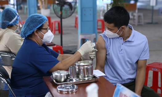 TPHCM bắt đầu tiêm mũi 3 vaccine COVID-19 cho người dân từ ngày 10.12.  Ảnh: Thanh Chân