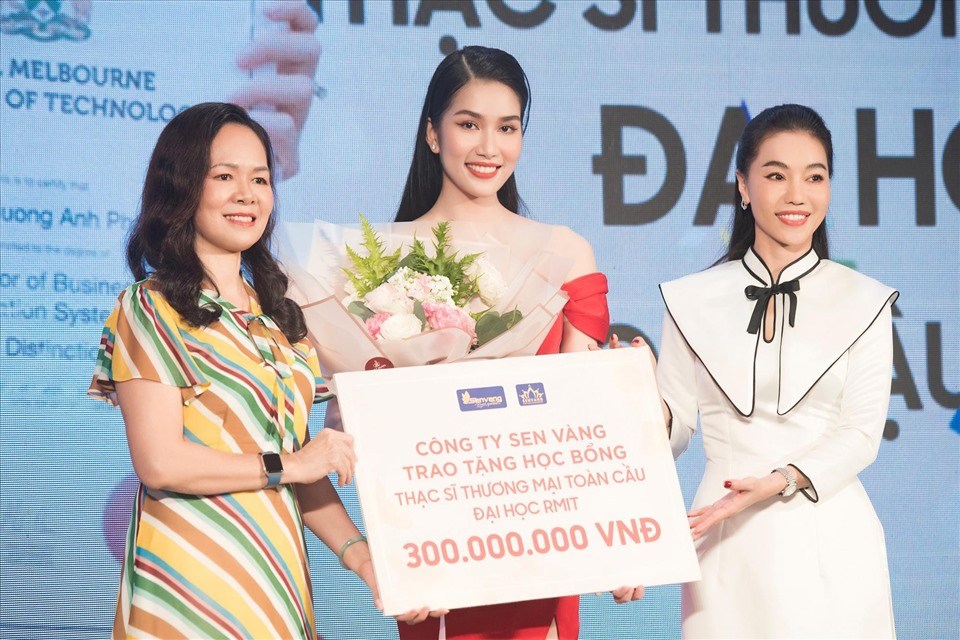 Phương Anh hạnh phúc trong buổi lễ nhận học bổng. Ảnh: NSCC Phương Anh hạnh phúc trong buổi lễ nhận học bổng. Ảnh: NSCC
