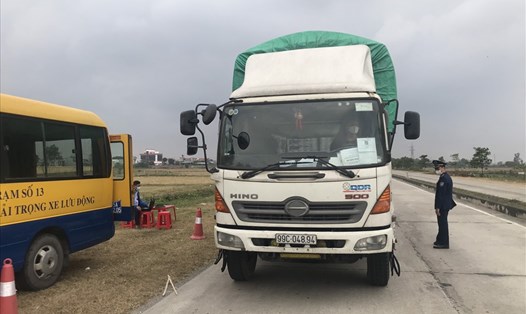 Lực lượng chức năng lập Trạm kiểm tra tải trọng xe lưu động hoạt động 24/24 giờ tại các tuyến quốc lộ, tỉnh lộ trên địa bàn tỉnh Ninh Bình. Ảnh: NT