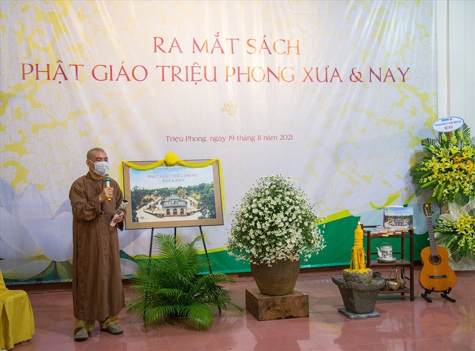 Buổi ra mắt sách "Phật giáo Triệu Phong xưa và nay" tại Tổ đình Sắc tứ Tịnh Quang. Ảnh: HT.