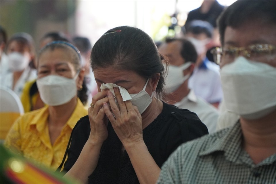 Người thân của nạn nhât mất vì COVID-19. Ảnh: Chân Phúc