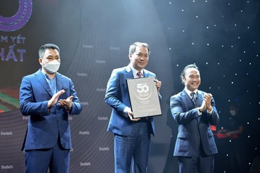 CEO Lê Trí Thông đại diện PNJ tại buổi lễ vinh danh Top 50 Công ty niêm yết tốt nhất Việt Nam.