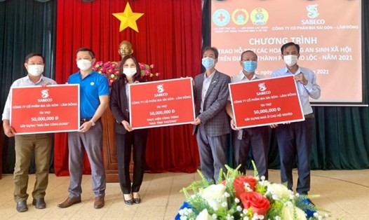 Ông Lê Đình Ngọc, Phó Chủ tịch LĐLĐ TP. Bảo Lộc, Lâm Đồng (thứ hai bên trái) tiếp nhận hỗ trợ từ doanh nghiệp cho Chương trình Tết sum vầy - 2022. Ảnh Hoàng Thanh