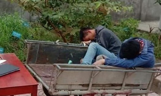 Hai người trộm chó bị người dân vây bắt ở Nghệ An- một tình trạng xã hội đằng sau con số 6 triệu chó, mèo bị giết thịt mỗi năm. Ảnh: Quang Đại