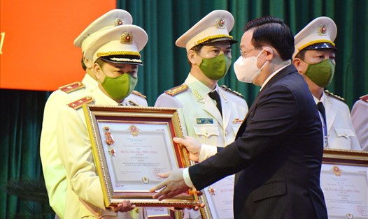 Chủ tịch Quốc hội Vương Đình Huệ trao Huân chương chiến công hạng Nhất cho các cá nhân, tập thể.  Ảnh: Hà Khánh