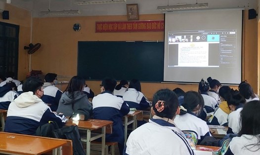 Giáo viên không lên lớp dạy trực tiếp, học sinh lớp 12D5 Trường THPT Đống Đa (Đống Đa, Hà Nội) đến trường nhưng vẫn phải học trực tuyến. Ảnh: Tường Vân
