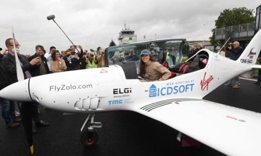 Nữ phi công tuổi teen Zara Rutherford trên đường lập kỷ lục. Ảnh: AFP