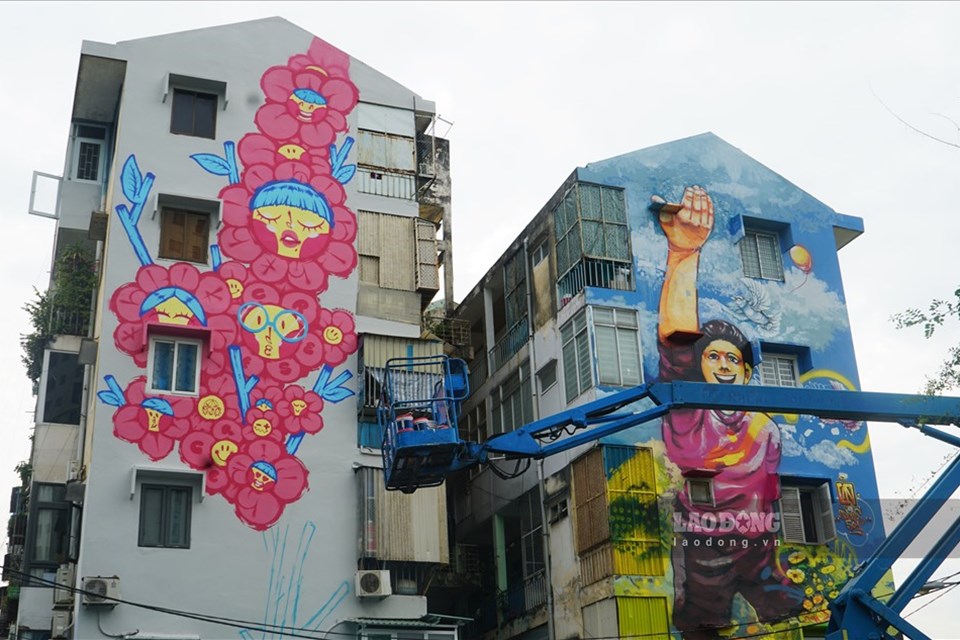 Nhịp sống 24h: Những bức tranh tường khổ lớn đầy màu sắc ở trung tâm TPHCM