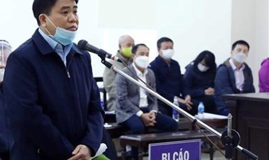 Cựu Chủ tịch UBND TP.Hà Nội Nguyễn Đức Chung tại phiên toà sơ thẩm vụ án mua chế phẩm Redoxy 3C. Ảnh: TTXVN