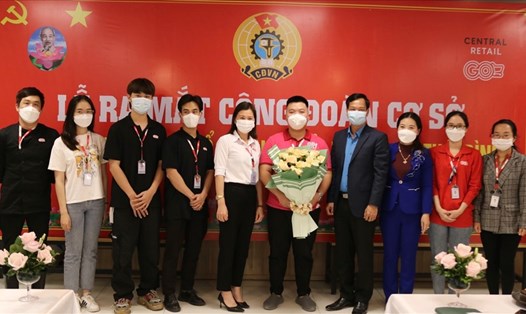 Lãnh đạo Liên đoàn Lao động tỉnh Thái Bình tặng hoa chúc mừng CĐCS chi nhánh Công ty CP EB Hải Phòng tại Thái Bình. Ảnh: B.M