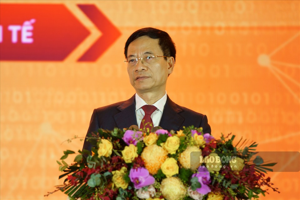 Bộ trưởng Nguyễn Mạnh Hùng phát biểu khai mạc Diễn đàn quốc gia về phát triển doanh nghiệp công nghệ số lần thứ 3. Ảnh: Hữu Chánh.