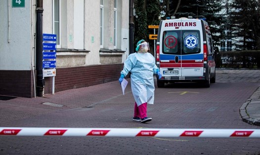 Ba Lan yêu cầu tiêm chủng bắt buộc cho nhân viên y tế từ ngày 1.3.2022. Ảnh: AFP