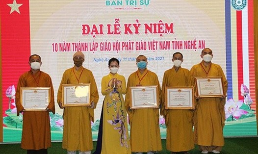 Chủ tịch Ủy ban MTTQ tỉnh Nghệ An Võ Thị Minh Sinh trao Bằng khen của Chủ tịch UBND tỉnh cho 1 tập thể và 4 cá nhân. Ảnh: Kim Oanh