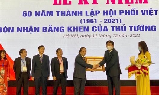 Thừa ủy quyền của Thủ tướng Chính phủ đồng chí Chu Đức Nhuận, Vụ trưởng Vụ Khoa giáo, Văn phòng Chính phủ trao Bằng khen của Thủ tướng Chính phủ cho Hội Phổi Việt Nam.