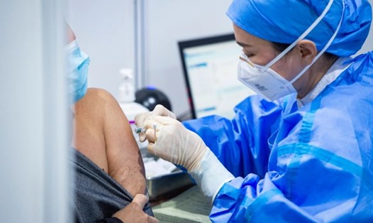Nhân viên y tế tiêm vaccine COVID-19 cho một người dân ở Bắc Kinh, Trung Quốc. Ảnh: AFP
